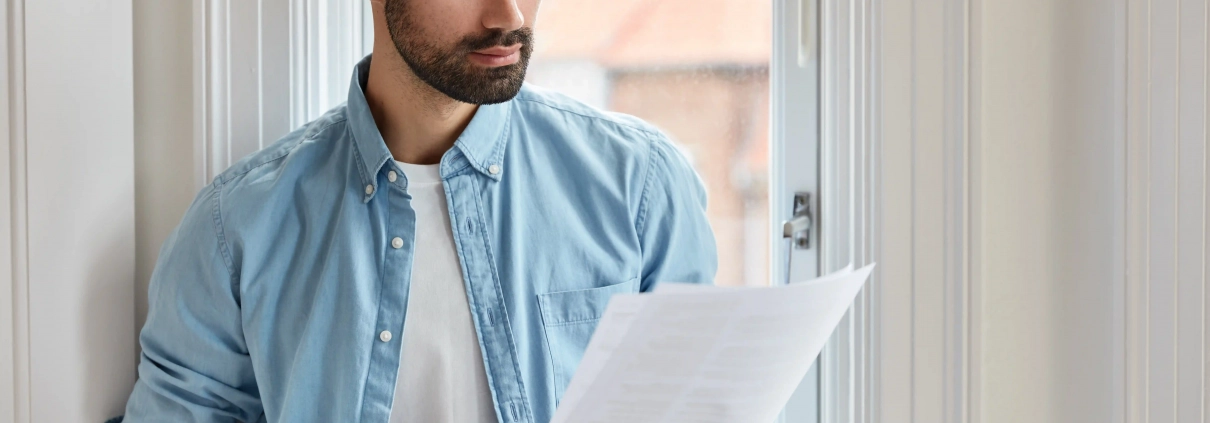 Particulier lisant un contrat d’assurance pour comprendre ses garanties