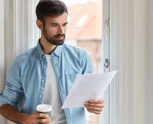 Particulier lisant un contrat d’assurance pour comprendre ses garanties