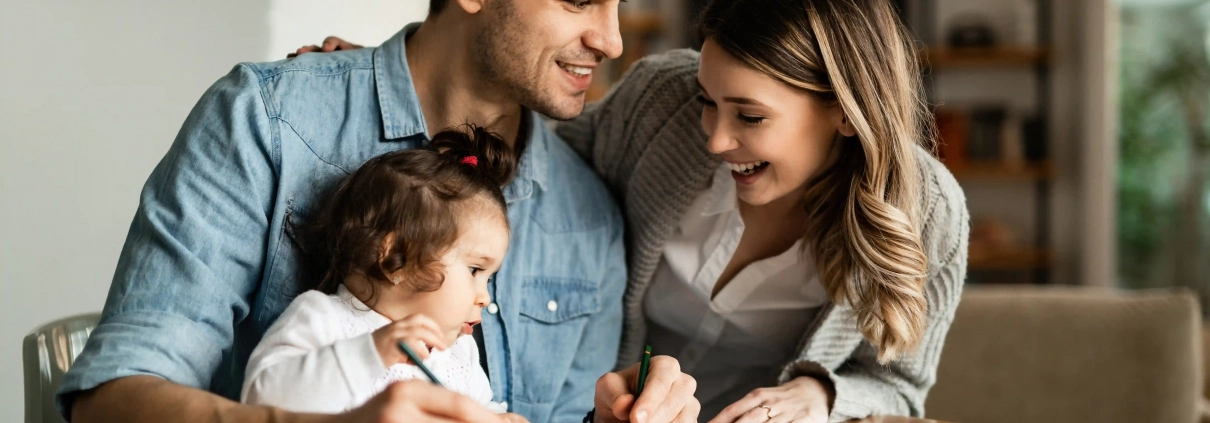 Particulier lisant un contrat pour comprendre la franchise en assurance