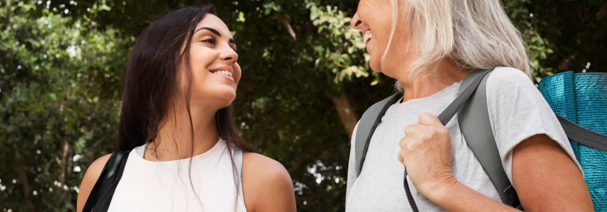 Senior et jeune partageant un moment convivial pour illustrer le lien intergénérationnel