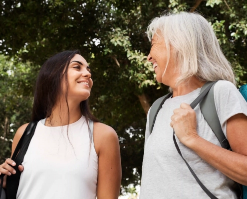 Senior et jeune partageant un moment convivial pour illustrer le lien intergénérationnel