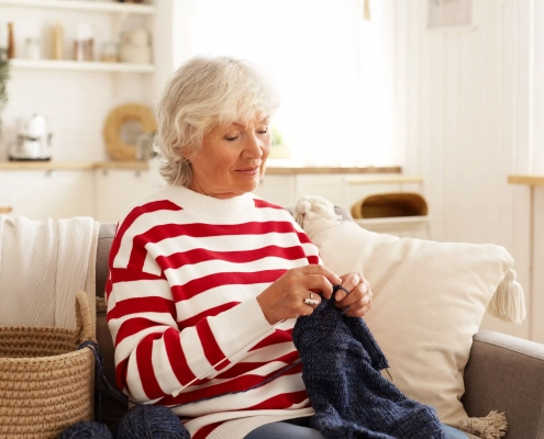 Senior chez lui dans un environnement rassurant pour illustrer le maintien à domicile