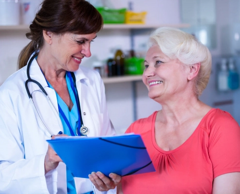 Senior vivant avec une maladie chronique accompagné à domicile