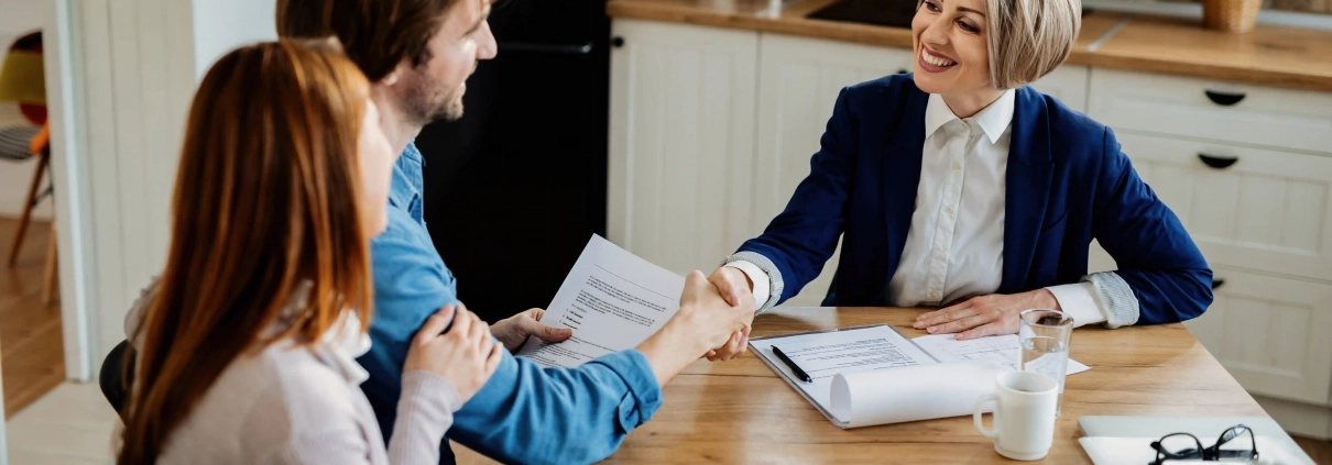 Particulier comparant une mutuelle et une complémentaire santé