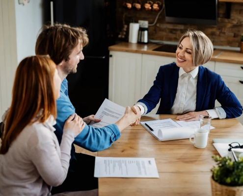 Particulier comparant une mutuelle et une complémentaire santé