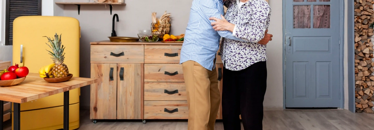 Senior vivant avec la maladie de Parkinson accompagné au quotidien