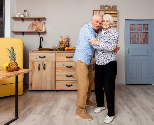 Senior vivant avec la maladie de Parkinson accompagné au quotidien