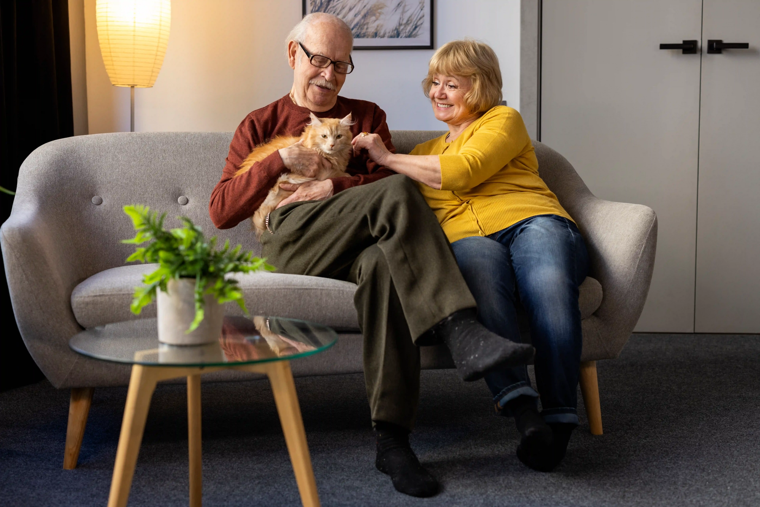 Senior autonome à domicile anticipant la perte d’autonomie