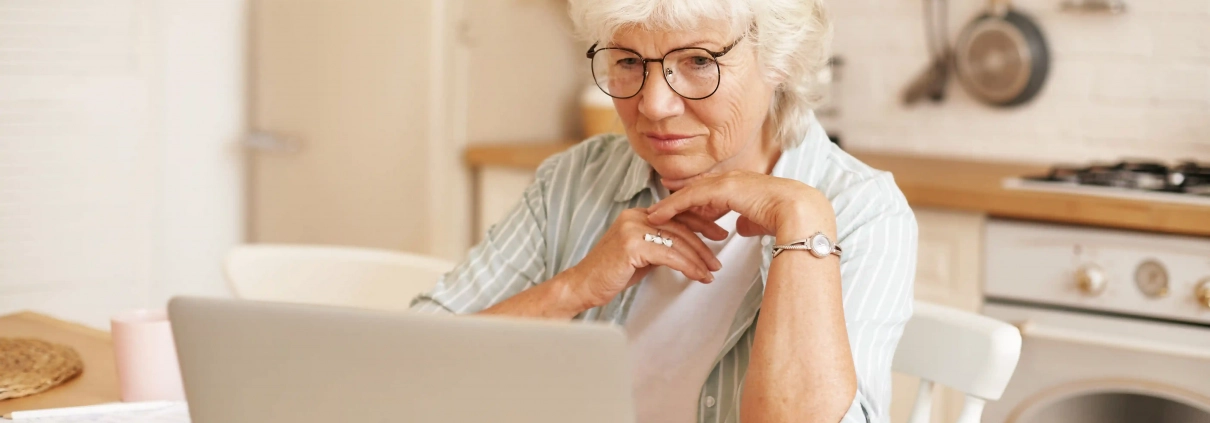 Senior configurant les réglages de confidentialité de son navigateur Internet