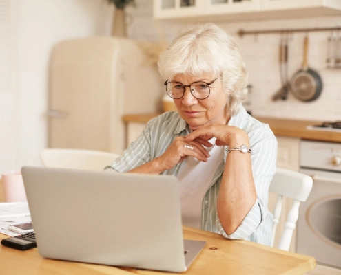 Senior configurant les réglages de confidentialité de son navigateur Internet