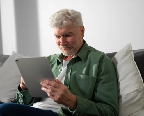 Senior et proche comparant une téléassistance avec ou sans abonnement
