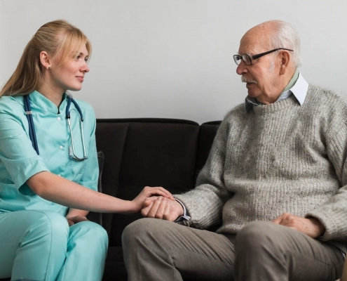 Senior échangeant avec un professionnel de santé sur les vaccinations recommandées après 60 ans