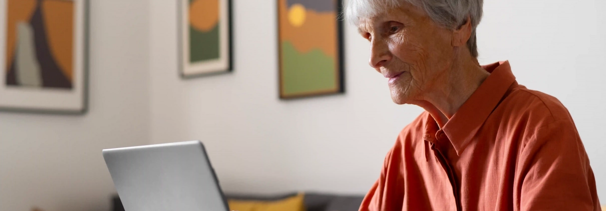Personne vérifiant un échange en ligne pour éviter une arnaque sentimentale