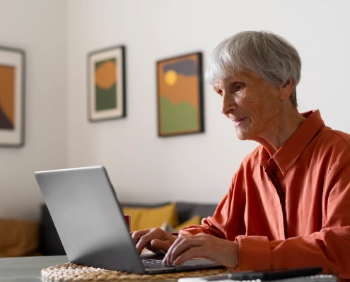 Personne vérifiant un échange en ligne pour éviter une arnaque sentimentale