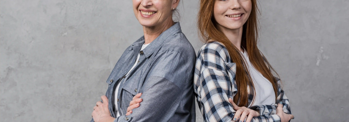 Senior et jeune adulte partageant un moment de vie dans un logement intergénérationnel