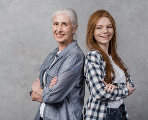 Senior et jeune adulte partageant un moment de vie dans un logement intergénérationnel