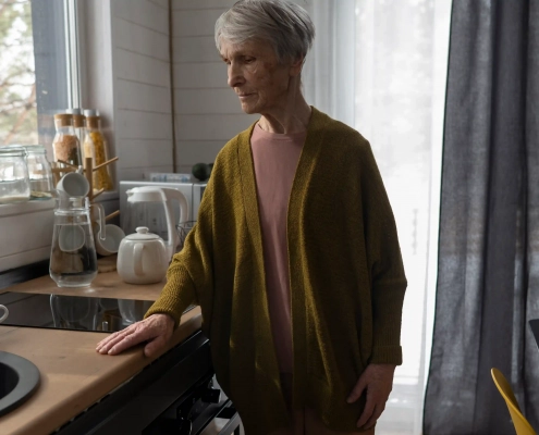 Senior fragilisé par des séquelles respiratoires du Covid et exposé au risque de chute
