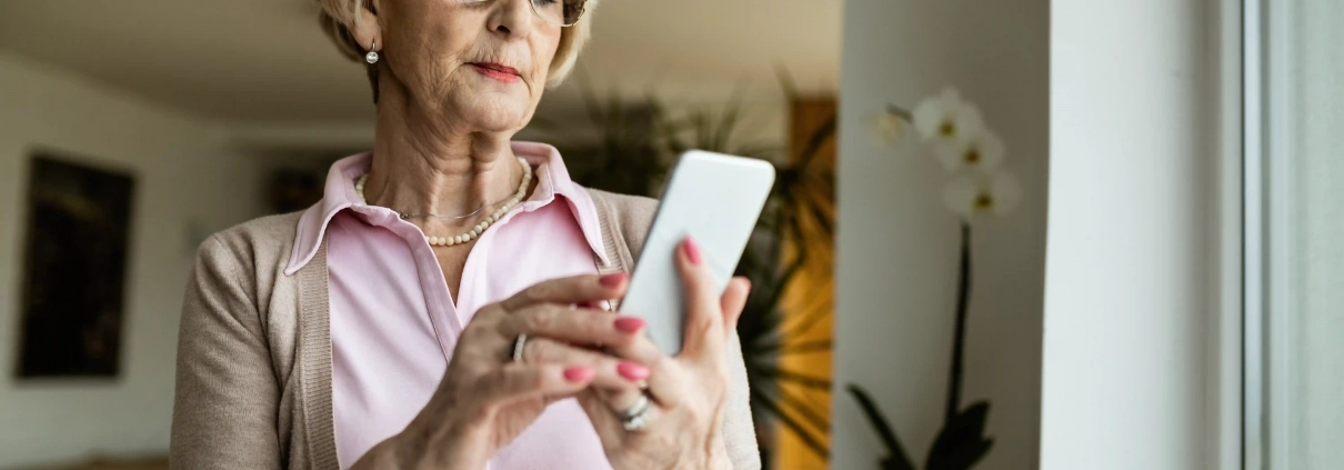 Senior ou aidant face à un faux message de support technique sur ordinateur