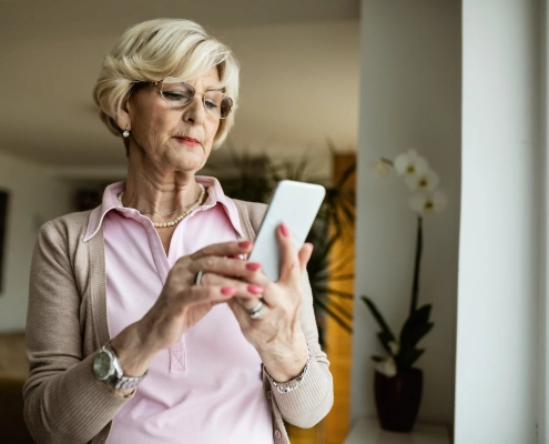 Senior ou aidant face à un faux message de support technique sur ordinateur