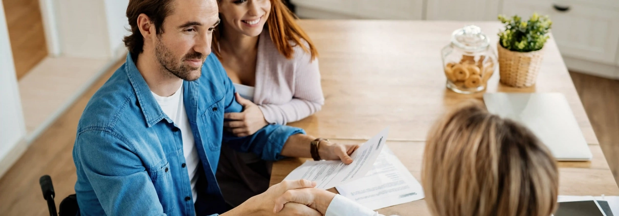 Particulier lisant un contrat pour comprendre les garanties et exclusions d’assurance