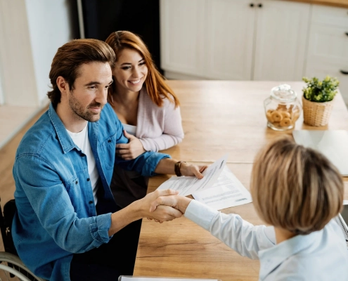 Particulier lisant un contrat pour comprendre les garanties et exclusions d’assurance