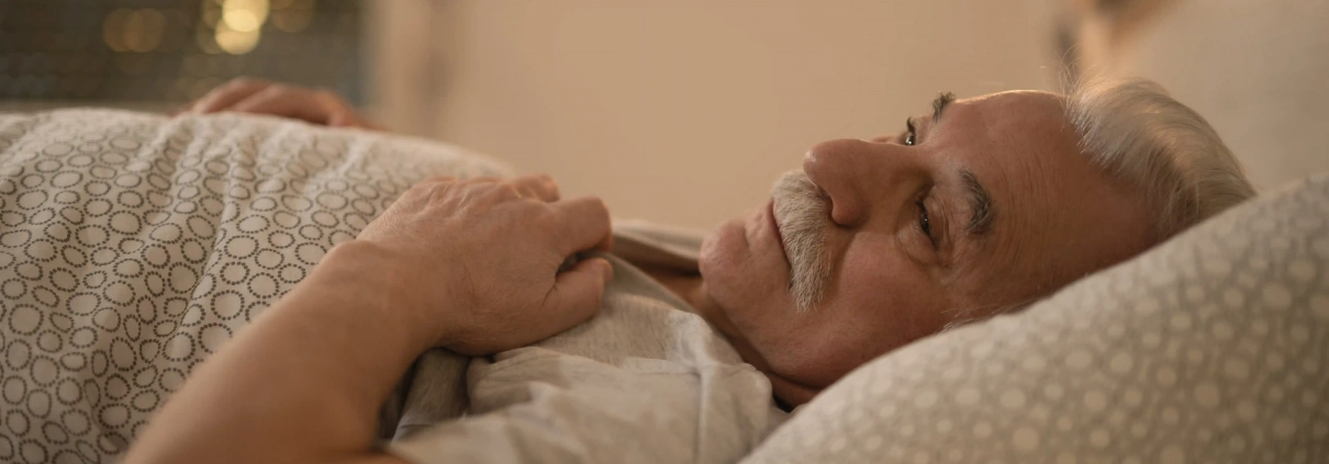 Senior améliorant la qualité de son sommeil dans un cadre apaisant