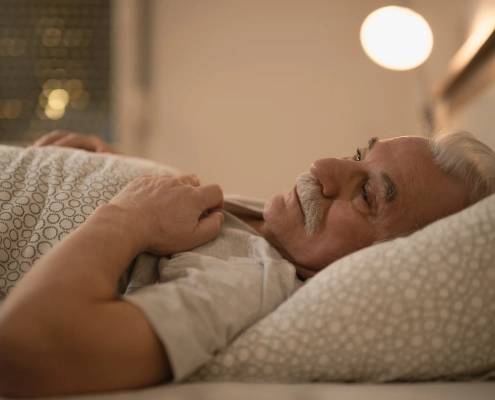 Senior améliorant la qualité de son sommeil dans un cadre apaisant