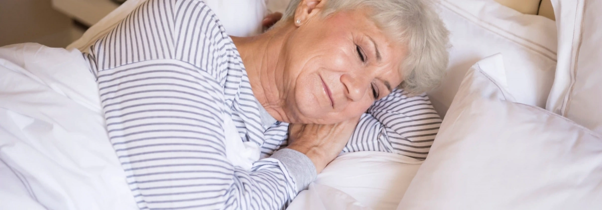 Senior améliorant la qualité de son sommeil dans un cadre apaisant