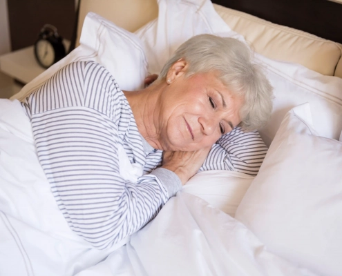 Senior améliorant la qualité de son sommeil dans un cadre apaisant