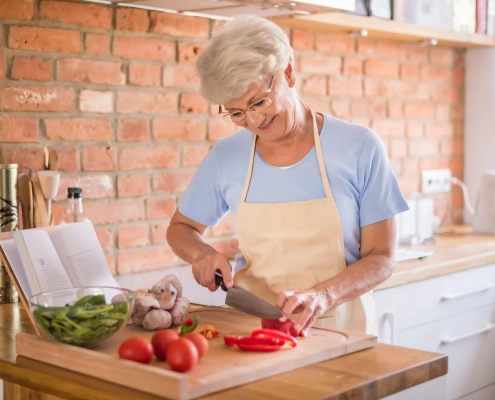 Senior préparant un repas équilibré et économique à domicile