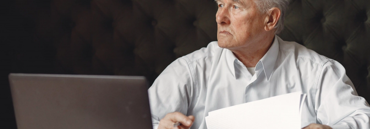 Particulier relisant son contrat pour comprendre pourquoi l’assurance ne rembourse pas toujours