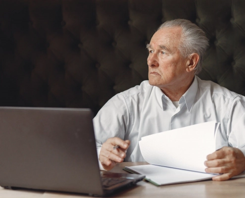 Particulier relisant son contrat pour comprendre pourquoi l’assurance ne rembourse pas toujours