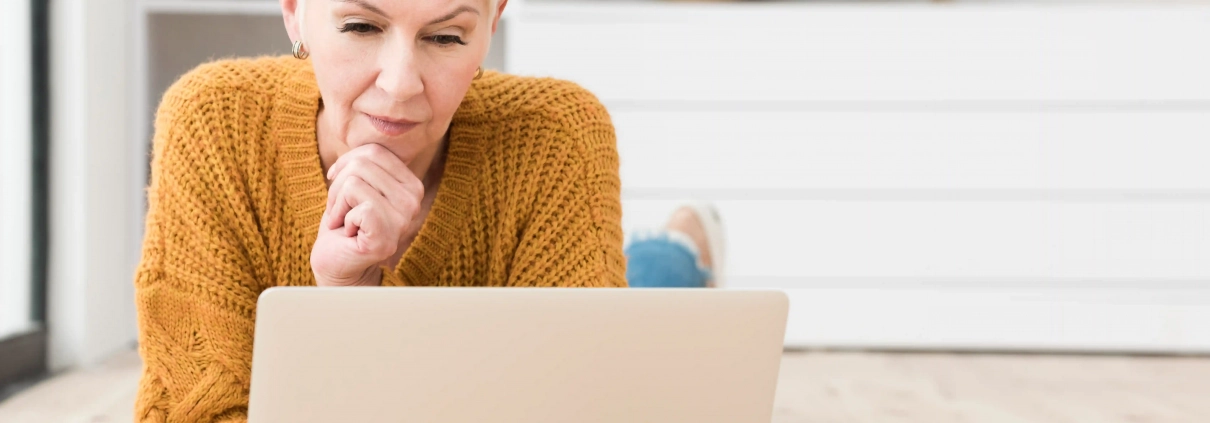 Senior ou aidant comparant le prix d’un abonnement de téléassistance