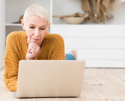 Senior ou aidant comparant le prix d’un abonnement de téléassistance
