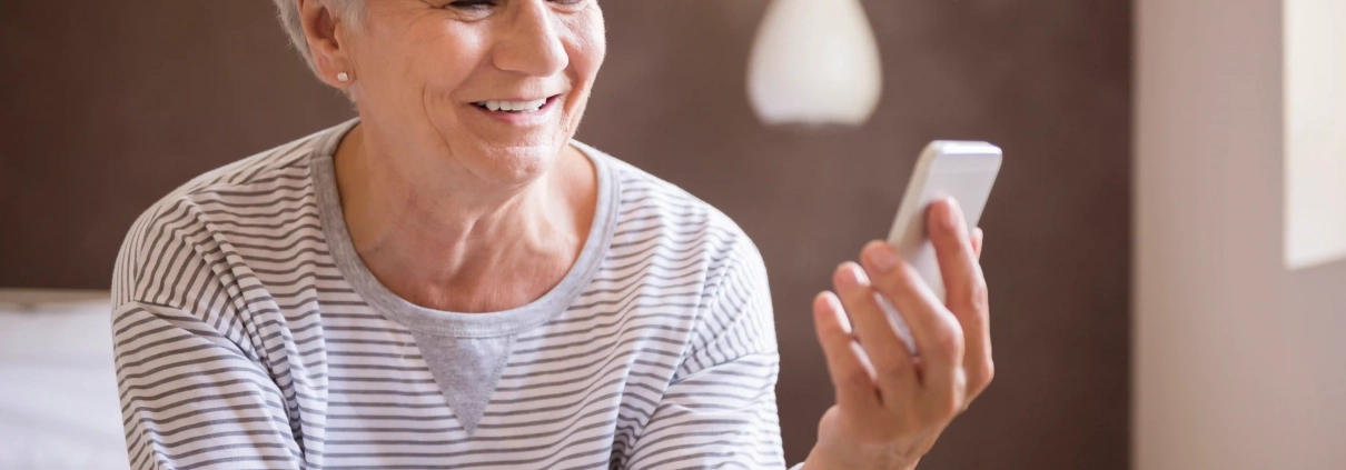 Senior vivant seul à domicile dans un environnement sécurisé