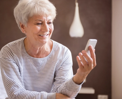 Senior vivant seul à domicile dans un environnement sécurisé
