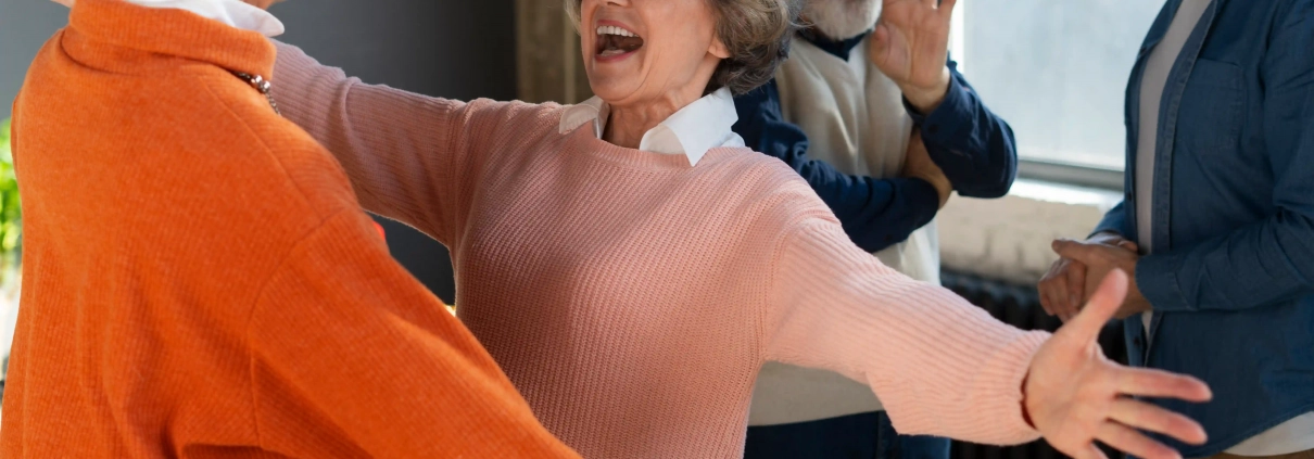 Senior engagé dans une activité bénévole après 60 ans