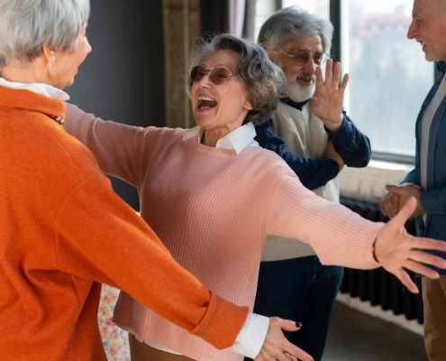 Senior engagé dans une activité bénévole après 60 ans