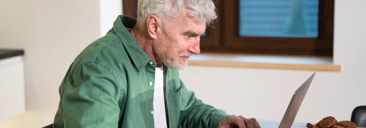 Senior vérifiant les paramètres de confidentialité sur les réseaux sociaux