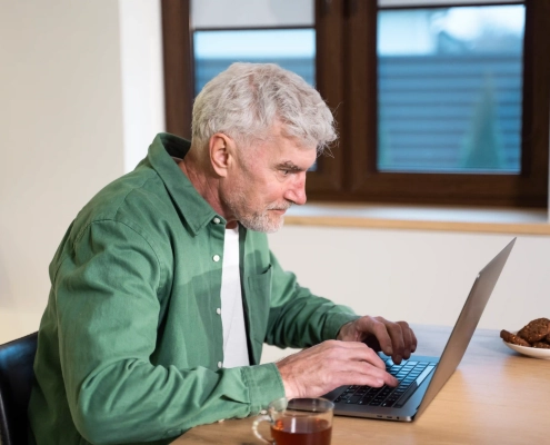 Senior vérifiant les paramètres de confidentialité sur les réseaux sociaux