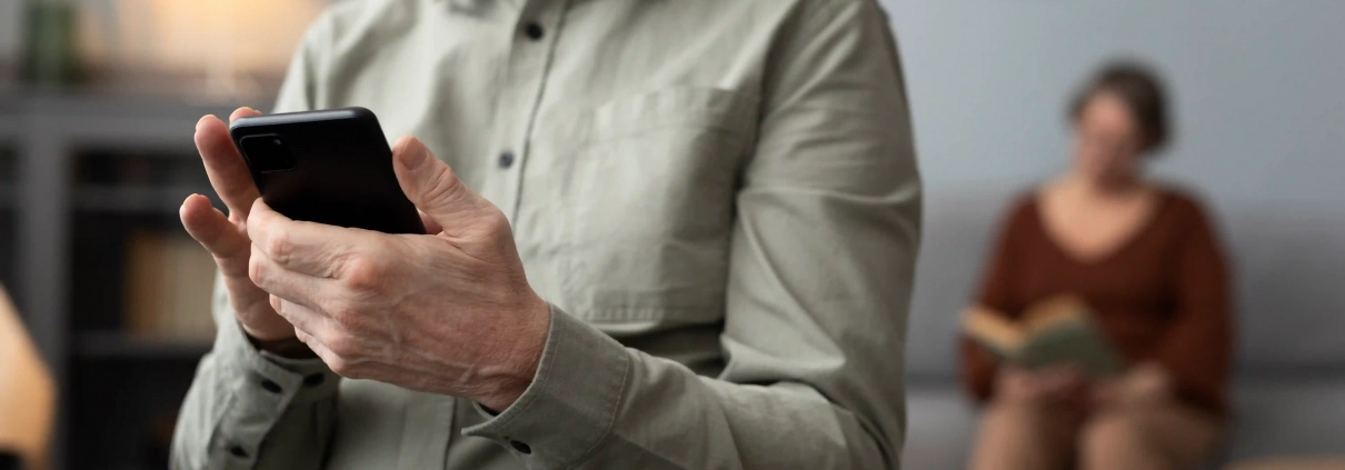 Senior vérifiant un faux email bancaire pour éviter une arnaque de phishing