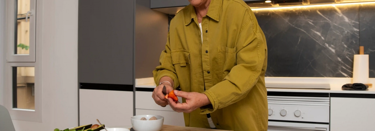 Senior préparant une alimentation équilibrée après 60 ans