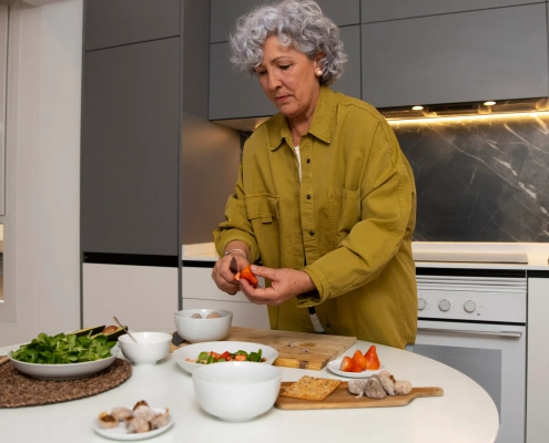 Senior préparant une alimentation équilibrée après 60 ans