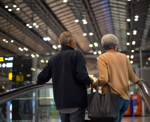 Senior préparant un voyage après 60 ans dans un cadre serein