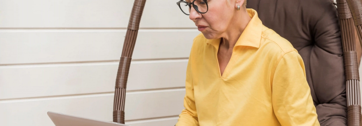 Senior vérifiant la sécurité d’un site avant de réaliser un achat en ligne