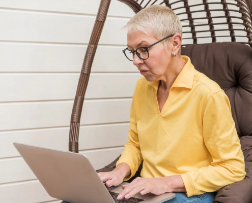 Senior vérifiant la sécurité d’un site avant de réaliser un achat en ligne