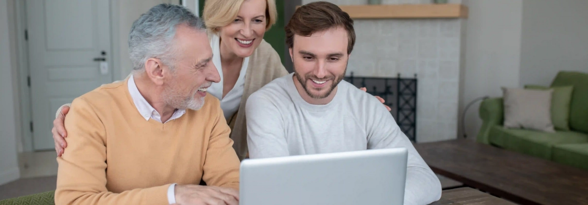 Une aidante apprend à sa mère à naviguer sur Internet sans risque