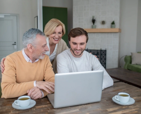 Une aidante apprend à sa mère à naviguer sur Internet sans risque