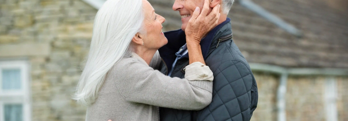 Couple de seniors découvrant des solutions adaptées en assurance santé et logement