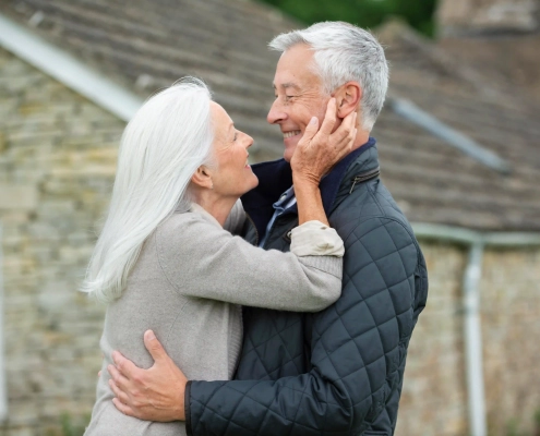 Couple de seniors découvrant des solutions adaptées en assurance santé et logement